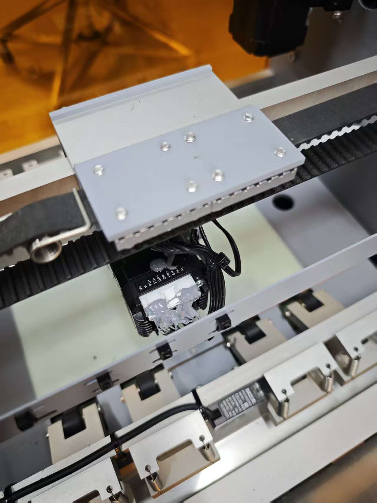 سلسلة UUNA TEK® iAuto Premium – أكبر آلة كتابة يدوية أوتوماتيكية في العالم | تكتب حتى 2400 رسالة أو 700 ظرف في كل تحميل | موديلات Premium و Premium Ultra